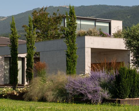 Giardino in stile minimal di 300 di Didonè Comacchio Architects