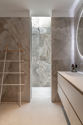 Bagno in stile contemporaneo di 8 di Alexandra Designer