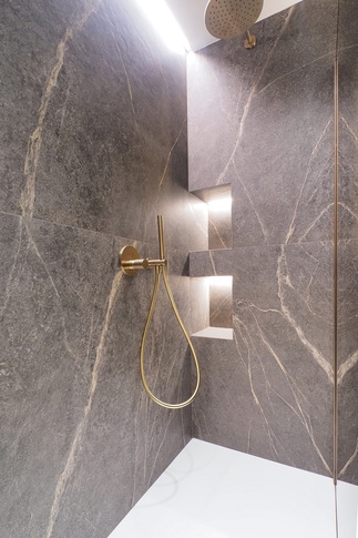 Bagno in stile moderno di 10 di Desearq studio - architettura e interior design