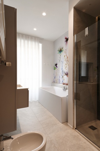 Bagno in stile contemporaneo di 12 di kkarchitecture