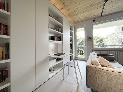 Soggiorno in stile contemporaneo di 20 di bdastudio