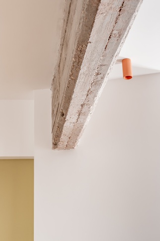 Open Space in stile contemporaneo di 35 di Caleidoscopio Architettura