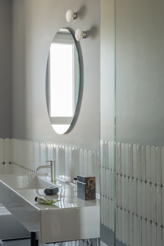 Bagno in stile moderno di 7 di MatStudio Bagno in stile moderno di 7 di MatStudio