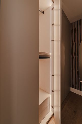 Cabina Armadio in stile contemporaneo di 5 di Technical Works SRL Cabina Armadio in stile contemporaneo di 5 di Technical Works SRL