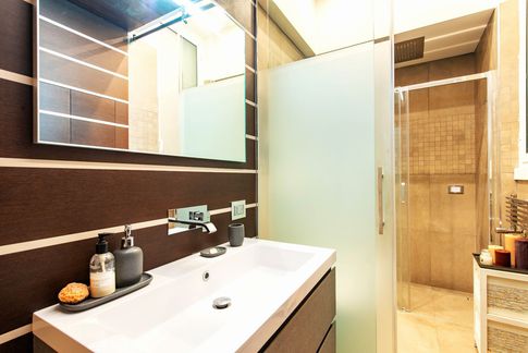 Bagno in stile contemporaneo di 10 di Equus Architects