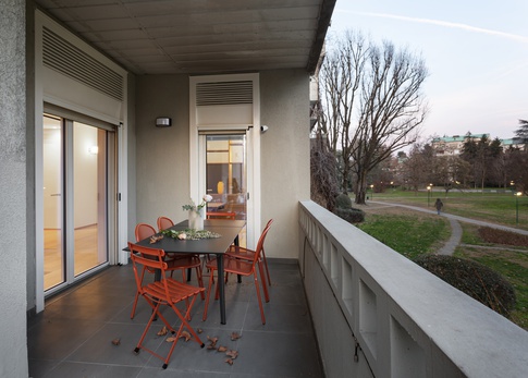 Terrazza in stile contemporaneo di 33 di TGA_Studio