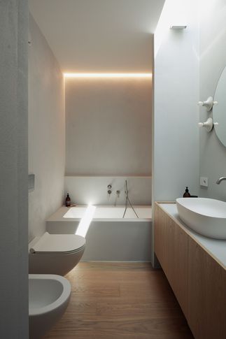 Bagno in stile minimal di 7 di Didonè Comacchio Architects