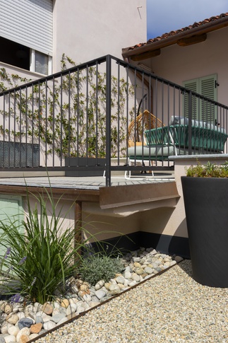 Terrazza in stile contemporaneo di 92 di Studio MAC