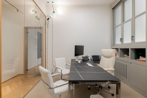 Studio in stile contemporaneo di 130 di Archifacturing - Sara Cimarelli & Giorgio Opolka architetti