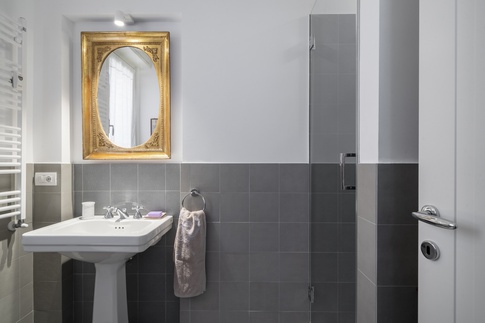 Bagno in stile moderno di 4 di studioaria