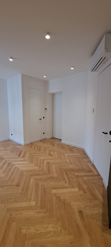 Open Space in stile contemporaneo di 33 di Monica Maraspin Architetto