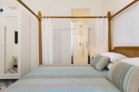 Camera da Letto in stile mediterraneo di 27 di Coluccio architetti