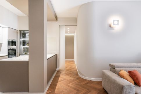 Soggiorno in stile contemporaneo di 55 di Caprioli Architetti