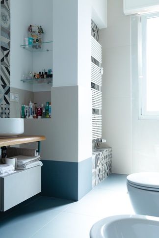 Bagno in stile contemporaneo di 9 di Valentina Solera Architetto