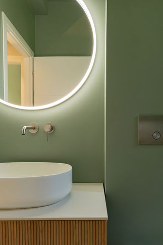 Bagno in stile minimal di 5 di COBE architetti Bagno in stile minimal di 5 di COBE architetti