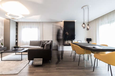 Soggiorno in stile contemporaneo di 25 di Desearq studio - architettura e interior design