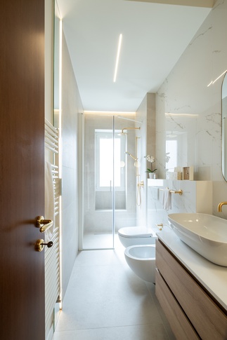 Bagno in stile moderno di 4 di Bossi Vigorito Building Interior