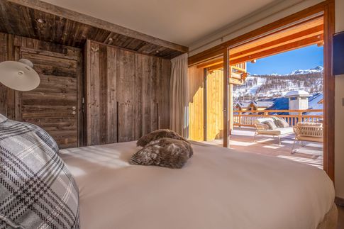 Camera da Letto in stile moderno di 13 di Design Alpino