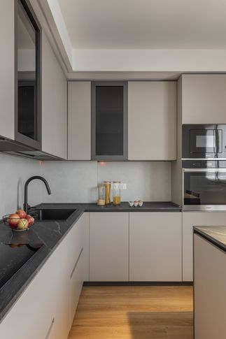 Cucina in stile contemporaneo di 10 di tapas studio