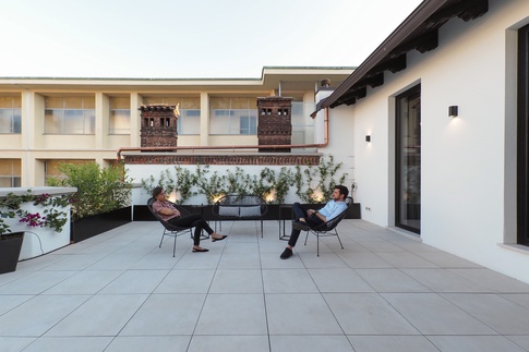 Terrazza in stile moderno di 40 di Desearq studio - architettura e interior design