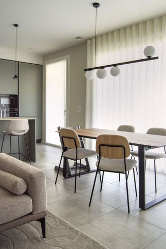 Open Space in stile moderno di 38 di Silvia Aquilani . Design studio