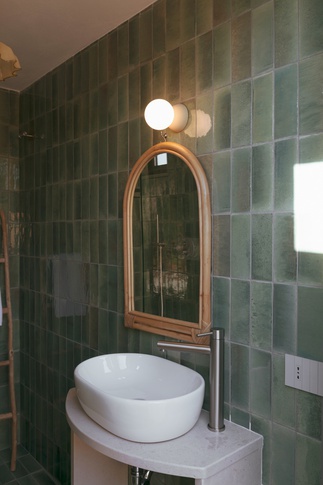 Bagno in stile mediterraneo di 4 di Studio Sospeso