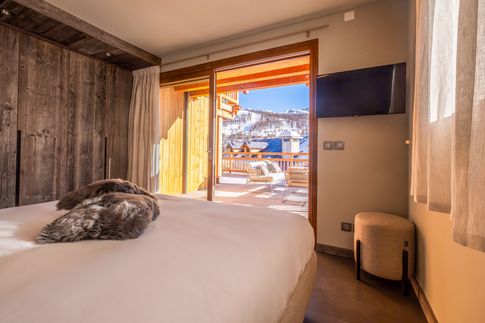 Camera da Letto in stile moderno di 13 di Design Alpino