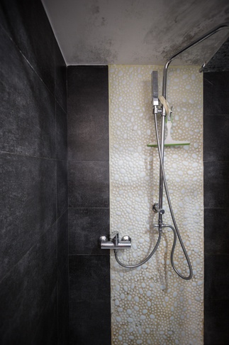 Bagno in stile contemporaneo di 6 di Valentina Solera Architetto