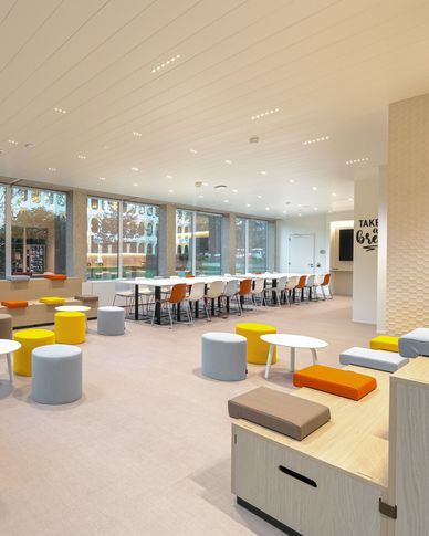 Open Space in stile contemporaneo di 1400 di Frame Farm - Architecture & Design