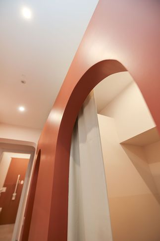 Corridoio in stile contemporaneo di 10 di Valentina Solera Architetto