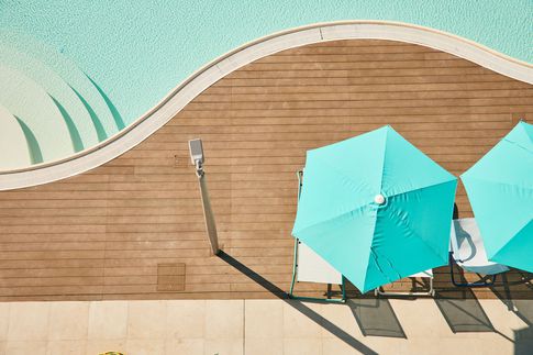 Piscina in stile contemporaneo di 1 di Lorenzo Franzi | Fotografia