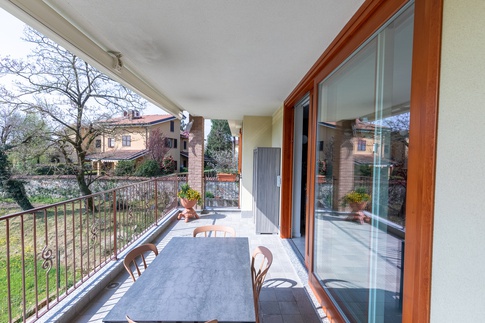 Terrazza in stile contemporaneo di 17 di Mobili Vivarelli S.R.L.