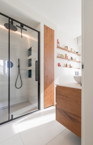 Bagno in stile contemporaneo di 5 di COBE architetti
