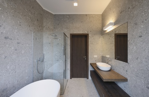 Bagno in stile moderno di 7 di RGAstudio