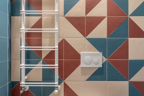 Bagno in stile pop art di 85 di Chantal Forzatti architetto