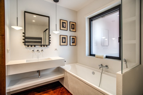 Bagno in stile contemporaneo di 5 di MOB Architects