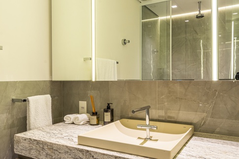 Bagno in stile moderno di 8 di Guzlive