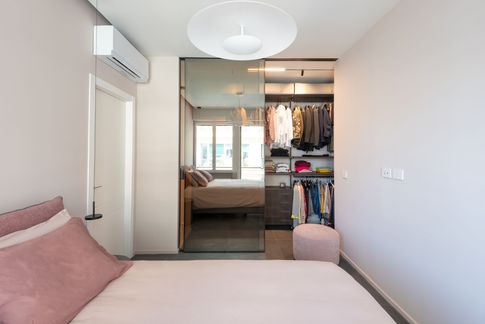 Camera da Letto in stile contemporaneo di 18 di Doppionodo Interior