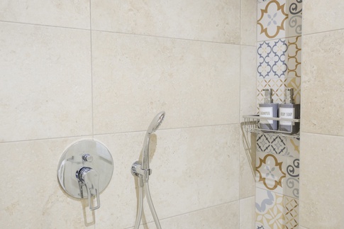 Bagno in stile rustico di 3 di ValentinaZoccoArchitetto