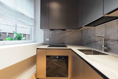 Cucina in stile contemporaneo di 5 di Desearq studio - architettura e interior design