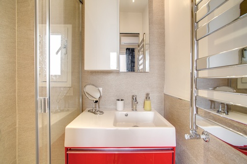Bagno in stile contemporaneo di 7 di MOB Architects Bagno in stile contemporaneo di 7 di MOB Architects