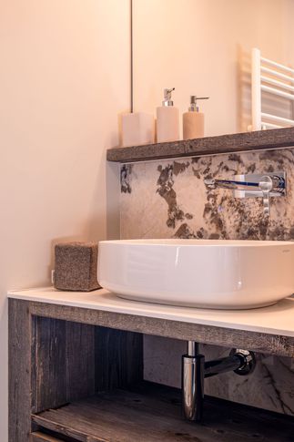 Bagno in stile moderno di 2 di Design Alpino