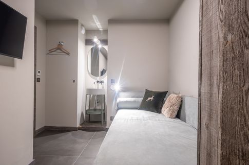 Camera da Letto in stile moderno di 8 di Design Alpino