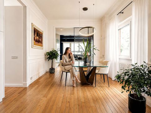 Soggiorno in stile classico di 45 di Equus Architects