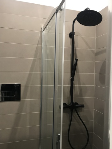 Bagno in stile contemporaneo di 4 di IMA STUDIO Bagno in stile contemporaneo di 4 di IMA STUDIO