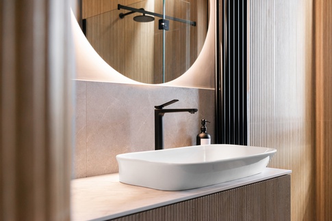 Bagno in stile contemporaneo di 10 di Arch. Luca Caprioli Bagno in stile contemporaneo di 10 di Arch. Luca Caprioli