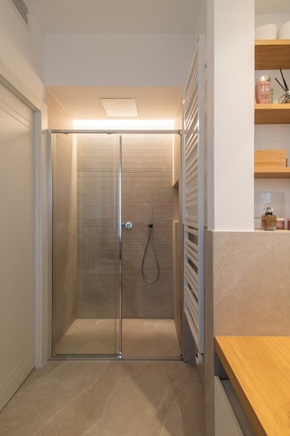 Bagno in stile moderno di 4 di doppiozero interior