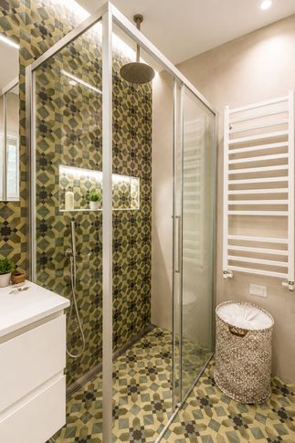 Bagno in stile contemporaneo di 5 di Desearq studio - architettura e interior design