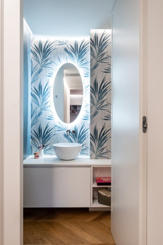 Bagno in stile moderno di 4 di Bossi Vigorito Building Interior