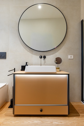 Bagno in stile contemporaneo di 4 di Moltefacce SRL Bagno in stile contemporaneo di 4 di Moltefacce SRL